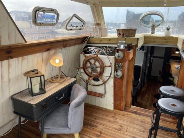 Exceptionnel Bateau Maison Reine Mathilde Ouistreham Exteriér fotografie