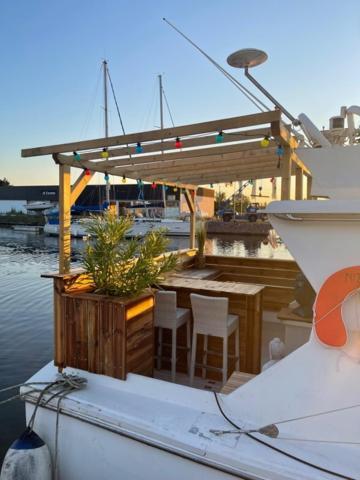 Exceptionnel Bateau Maison Reine Mathilde Ouistreham Exteriér fotografie