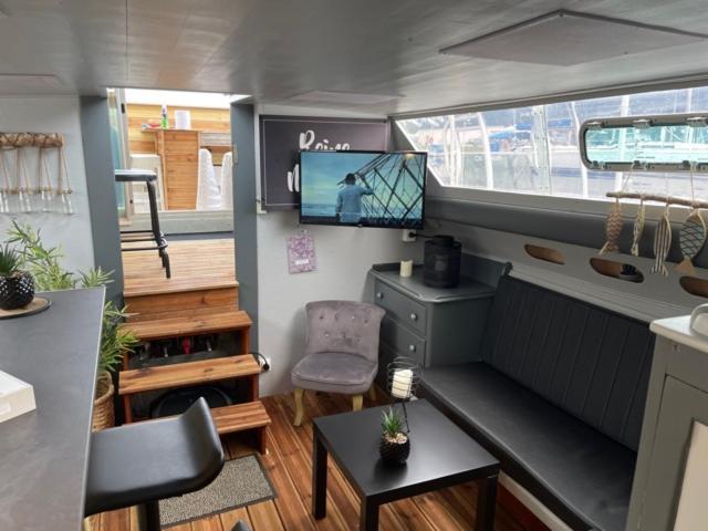 Exceptionnel Bateau Maison Reine Mathilde Ouistreham Exteriér fotografie